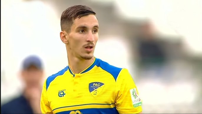 نادي بارادو الجزائري يوضح تفاصيل مفاوضات الزمالك بشأن ضم “عادل بولبينة”