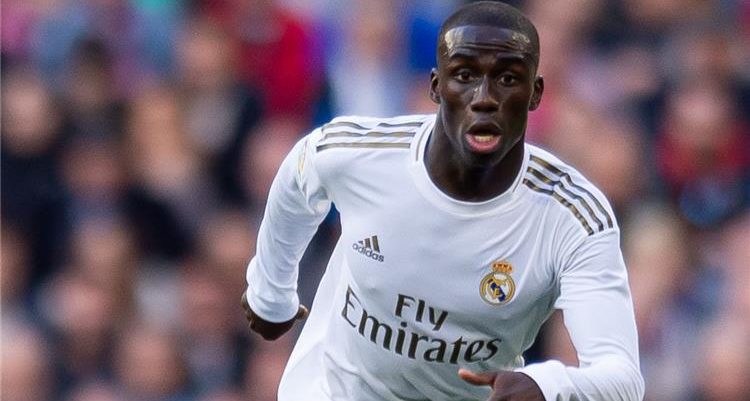 رسميًا.. نادي ريال مدريد يعلن عن إصابة ميندي وعدم قدرته على استكمال الموسم