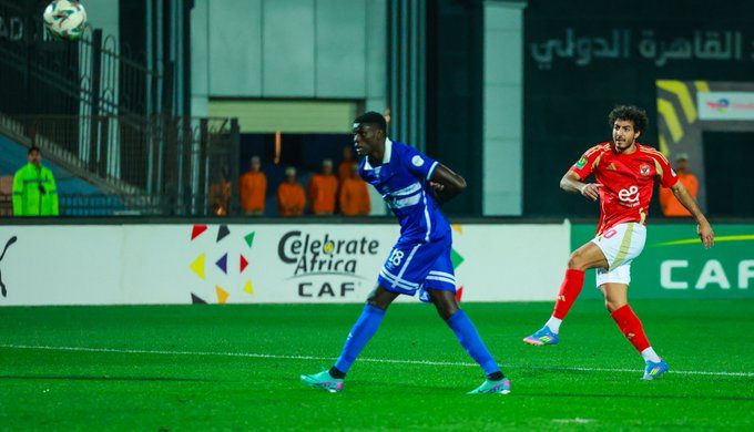 النادي الأهلي يتخذ إجراءً حاسماً بشأن حكم مباراة الهلال السوداني