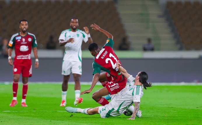 الأهلي السعودي يسقط بالخسارة أمام الإتفاق بثلاثية في الدوري السعودي